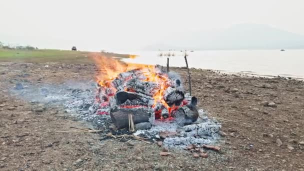 Membakar Mayat Kremasi Hindu Api Pemakaman Varanasi Ghat Cheetah Kremasi — Stok Video