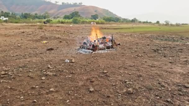 Verbrennung Des Leichnams Der Hinduistischen Feuerbestattung Begräbnisfeuer Varanasi Ghat Gepardenverbrennung — Stockvideo