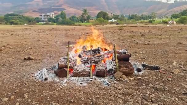 힌두교 화장품 장례식 Varanasi Ghat 시체를 태우고 — 비디오