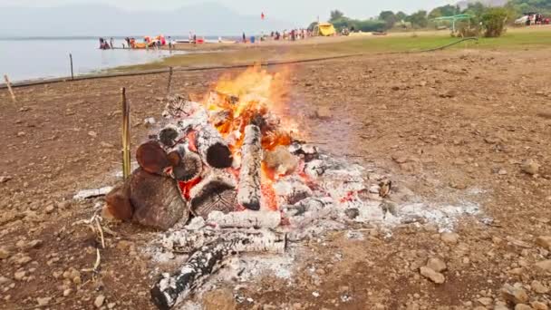 ヒンドゥー教の火葬で死体を燃やし 葬儀の火花ガット 死後のチーター火葬 インドの川による火災 — ストック動画