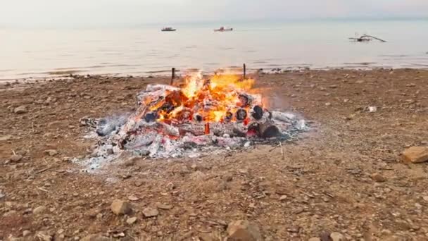 Καίγοντας Νεκρό Σώμα Στην Αποτέφρωση Των Ινδιάνων Φωτιά Κηδεία Varanasi — Αρχείο Βίντεο