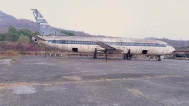 Terk edilmiş uçak, havaalanının bahçesinde kayıp parçaları var. Çürüme ve ihmalkârlık sergiliyor. Asya, Hindistan.