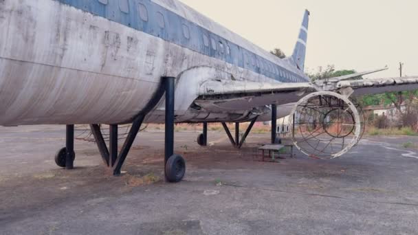 Avião Abandonado Com Peças Falta Aeródromo Quintal Aeroporto Apresentando Decadência — Vídeo de Stock