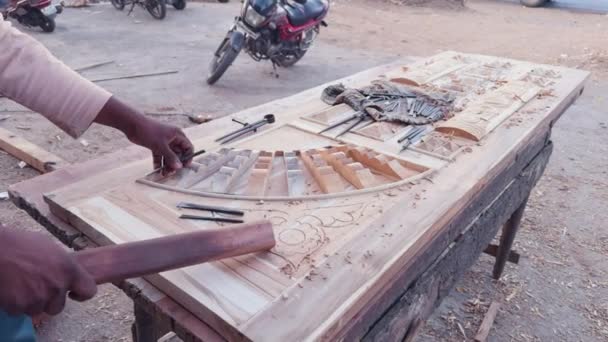 Artisanské Dřevoobráběcí Ruce Vyřezávající Složité Vzory Dřevěném Povrchu Nástroji Asie — Stock video