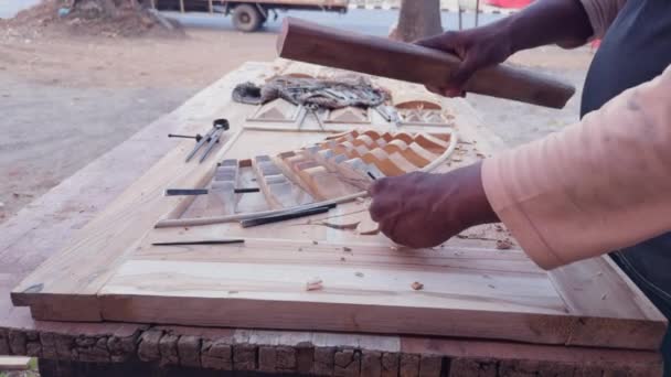 Artisan Woodworking Mãos Esculpindo Desenhos Intrincados Superfície Madeira Com Ferramentas — Vídeo de Stock