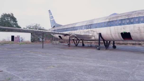 被遗弃的飞机 其零部件在机场造船厂的机场上显示出腐烂和疏忽 — 图库视频影像