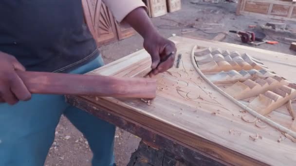 ツール アジア インドと木の表面に複雑なデザインを彫刻する職人の木工手 — ストック動画