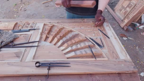 Ręce Rzemieślnicze Rzeźbienie Skomplikowanych Wzorów Drewnianej Powierzchni Narzędziami Azja Indie — Wideo stockowe