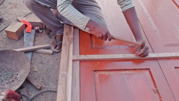 Stolarz Pracujący Narzędziami Drewnianej Desce Drzwi Warsztacie Stolarskim Azja Indie — Wideo stockowe