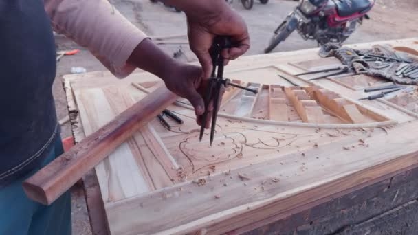 Artisanské Dřevoobráběcí Ruce Vyřezávající Složité Vzory Dřevěném Povrchu Nástroji Asie — Stock video