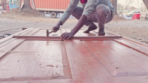 研修会の大工の店 アジア インドの木製のドアのペンキの道具と働く大工 — ストック動画