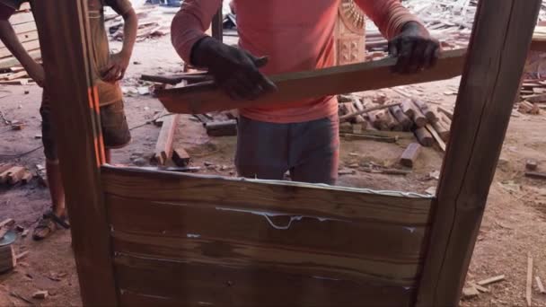 Widok Przez Otwarte Drzwi Rustykalnej Warsztatu Obróbki Drewna Rozrzuconych Kawałków — Wideo stockowe
