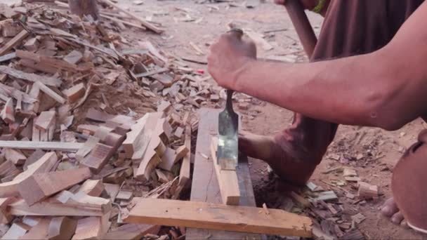 Primer Plano Las Manos Carpintero Usando Cincel Martillo Sobre Madera — Vídeos de Stock