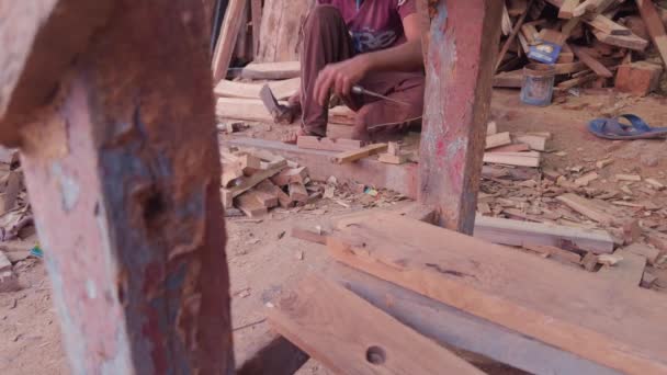 Ácsmunkások Kézszorítása Vésővel Kalapáccsal Egy Építkezésen Ázsiában Indiában — Stock videók