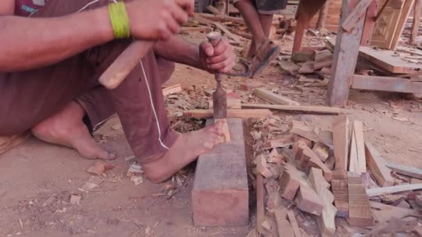 在印度的一个建筑工地 木匠用凿子和铁锤捂住双手 — 图库视频影像