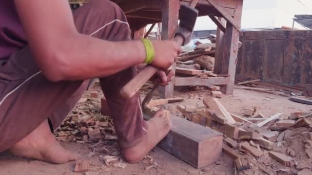 Fechar Mãos Carpinteiro Usando Cinzel Martelo Madeira Canteiro Obras Ásia — Vídeo de Stock