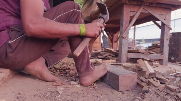 在印度的一个建筑工地 木匠用凿子和铁锤捂住双手 — 图库视频影像