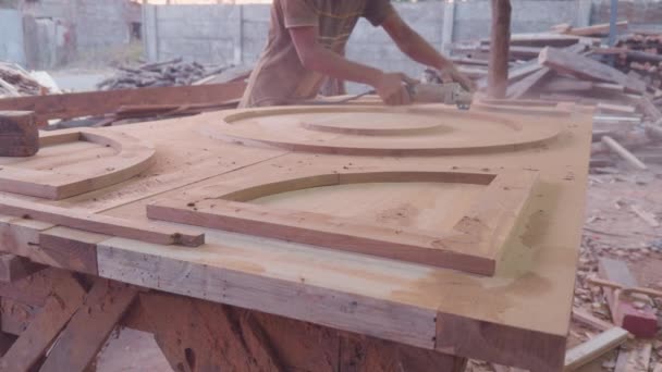Stolarz Przy Użyciu Szlifierki Elektrycznej Drewnianej Powierzchni Warsztacie Lakier Drewna — Wideo stockowe