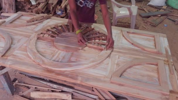 Carpintero Trabajando Detalle Puerta Madera Diseño Taller Madera Asia India — Vídeo de stock