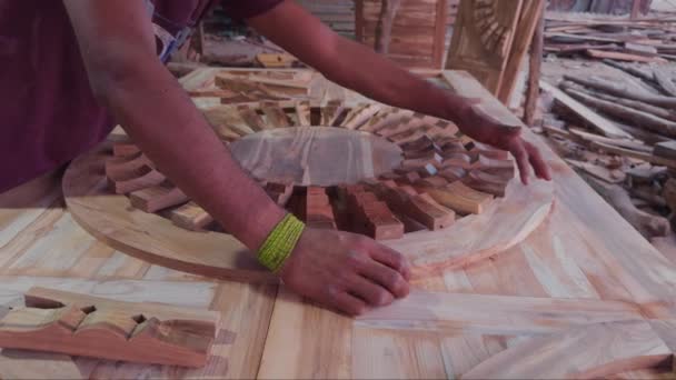 木工研修会 アジア インドでデザイナーの木製のドアの詳細に取り組む大工 — ストック動画