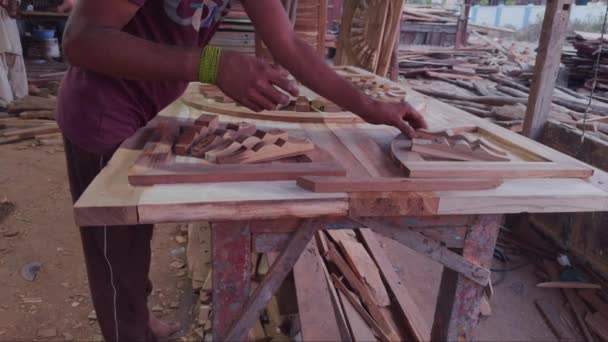Carpintero Trabajando Detalle Puerta Madera Diseño Taller Madera Asia India — Vídeo de stock