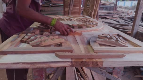 Carpenter Pracuje Designerské Dřevěné Dveře Detail Dřevěné Dílně Asie Indie — Stock video
