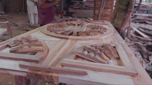 Плотник Работающий Над Дизайнерской Деталью Деревянной Двери Деревообрабатывающей Мастерской Азия — стоковое видео
