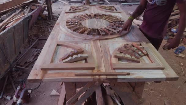 Carpenter Pracuje Designerské Dřevěné Dveře Detail Dřevěné Dílně Asie Indie — Stock video
