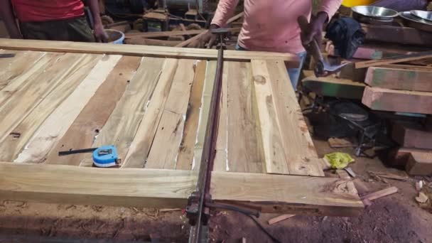 Stolarz Pomocą Zacisku Drewnianych Deskach Warsztacie Narzędziami Rozrzuconymi Dookoła Azja — Wideo stockowe