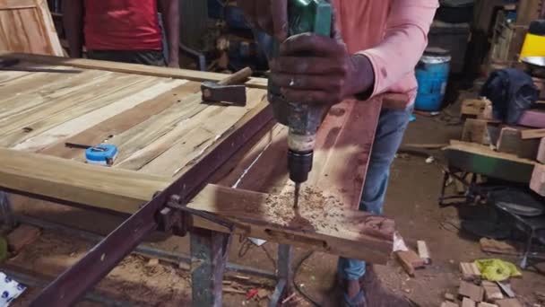 Tesař Pracující Vrtačkami Nástroji Dřevěných Prknech Dílně Asie Indie — Stock video