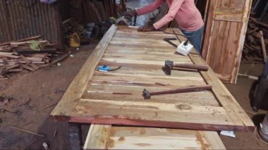 Marangoz atölyede, Asya 'da, Hindistan' da tezgahta odun kesmek için dairesel testere kullanıyor.  