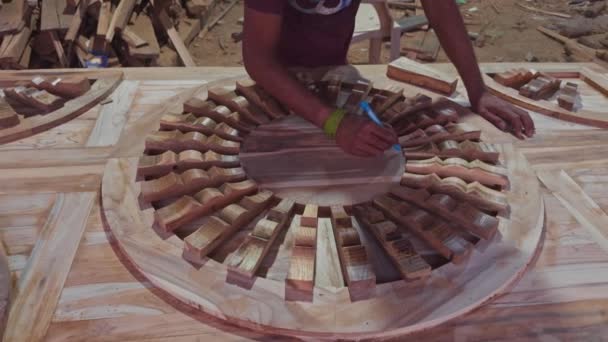 Pekerja Kayu Artisan Membuat Desain Kayu Yang Rumit Dalam Proses — Stok Video