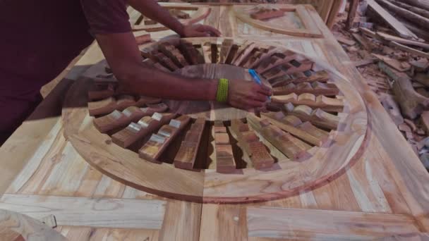 Feinmechanisches Holzdesign Einer Tischlerwerkstatt Mit Werkzeugen Und Holzteilen Hintergrund Asien — Stockvideo