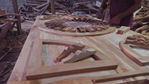 インド アジア インドのバックグラウンドでツールと木片を備えた大工のワークショップで木工の複雑なデザイン — ストック動画