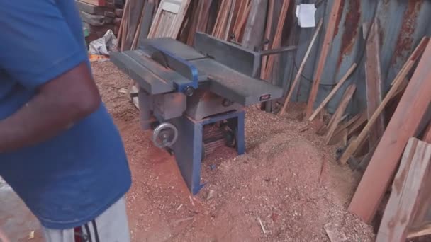 Tømrer Ved Hjælp Bordsav Til Skære Træ Værksted Træarbejder Butik – Stock-video
