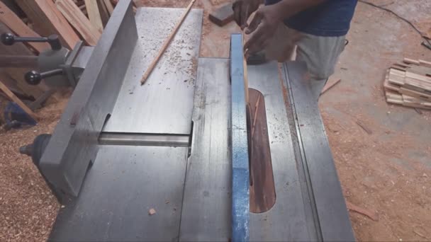 Ξυλουργός Που Χρησιμοποιεί Επιτραπέζιο Πριόνι Για Την Κοπή Ξύλου Εργαστήριο — Αρχείο Βίντεο