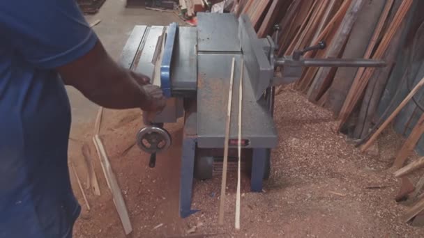 在亚洲 印度的一个车间里 一个人的手在操作锯子切割木板的桌子时被堵住了 — 图库视频影像