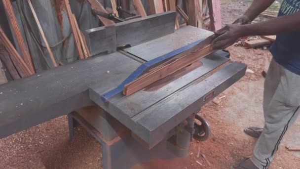 Zbliżenie Dłoni Osoby Obsługującej Piłę Stołową Cięcia Drewnianych Desek Warsztacie — Wideo stockowe