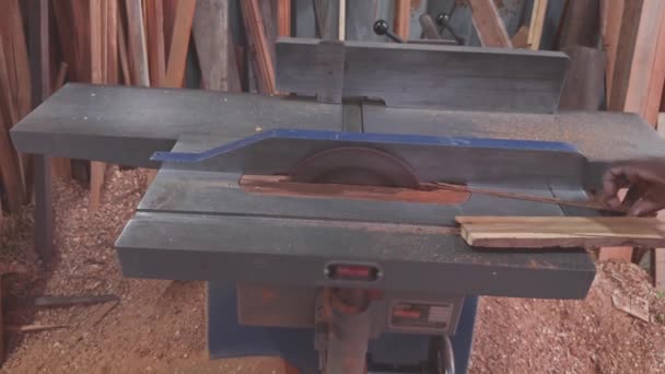 在亚洲 印度的一个车间里 一个人的手在操作锯子切割木板的桌子时被堵住了 — 图库视频影像