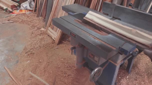 Detailní Záběr Rukou Obsluhujících Pilu Stůl Řezání Dřevěných Prken Dílně — Stock video