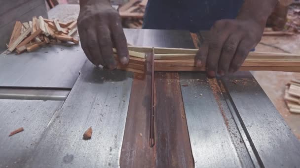 Asztali Fűrésszel Dolgozó Kezek Közelsége Egy Asztali Műhelyben Ázsiában Indiában — Stock videók