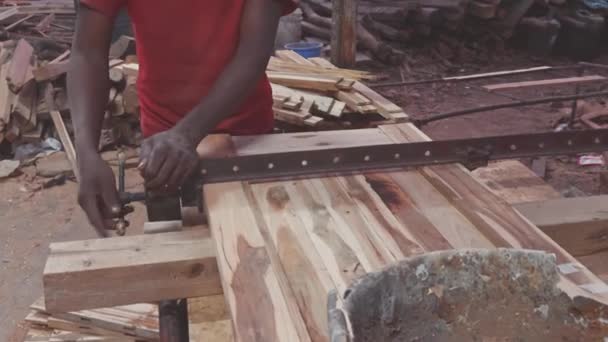 ワークショップ アジア インドのワークベンチ上のツールを使用して木製の計画に取り組む大工の手のクローズアップ — ストック動画