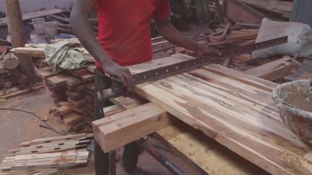 Detailní Záběr Truhlářských Rukou Pracujících Dřevěných Prknech Nářadím Pracovním Stole — Stock video