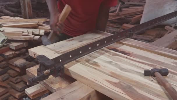 车间里 木匠用工具在木板上工作 用木匠的手做的衣服 — 图库视频影像