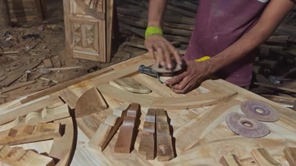 Carpinteiro Trabalhando Com Ferramentas Prancha Madeira Uma Oficina Ásia Índia — Vídeo de Stock