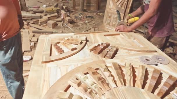 Carpinteiro Usando Uma Serra Circular Para Cortar Madeira Uma Bancada — Vídeo de Stock