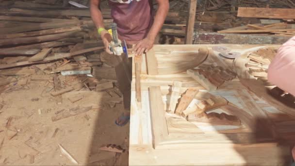 Asztalos Egy Körfűrész Segítségével Fát Vágott Egy Munkapadon Egy Építkezésen — Stock videók