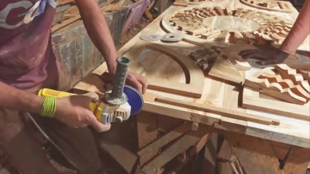 在印度的亚洲 木匠用圆锯在设计师门上的一个建筑工地的工作台上砍柴 — 图库视频影像