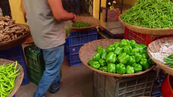 Prodejce Místním Trhu Čerstvými Zeleninami Včetně Zelených Paprik Fazolí Vystavených — Stock video