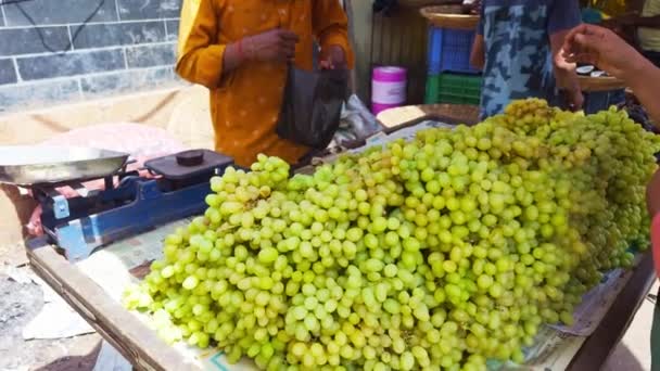 Uvas Verdes Frescas Exhibición Puesto Mercado Local Con Vendedor Que — Vídeos de Stock